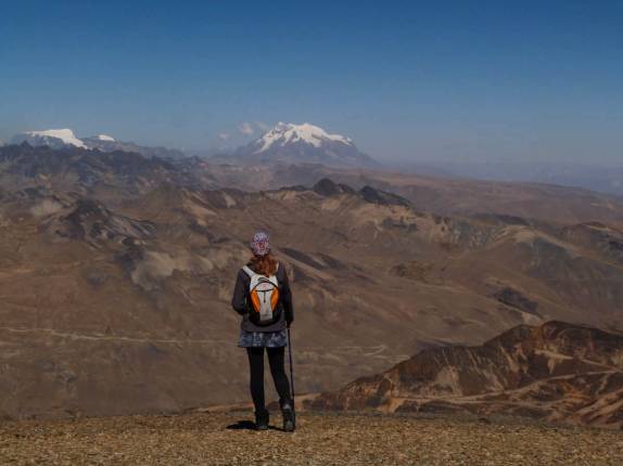No alto da montanha, admirando a beleza da região do Chacaltaya, na Bolívia